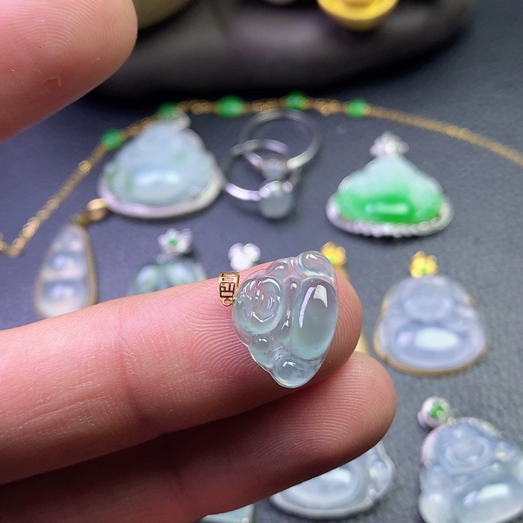 颈饰18K金镶嵌翡翠