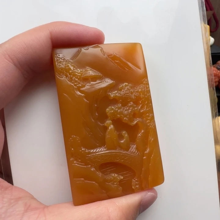 芋***哥石英质玉（缅黄）未镶嵌颈饰