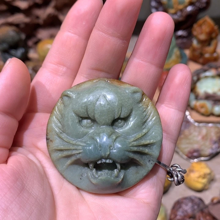 未镶嵌岫岩河磨玉（透闪石质玉）把件