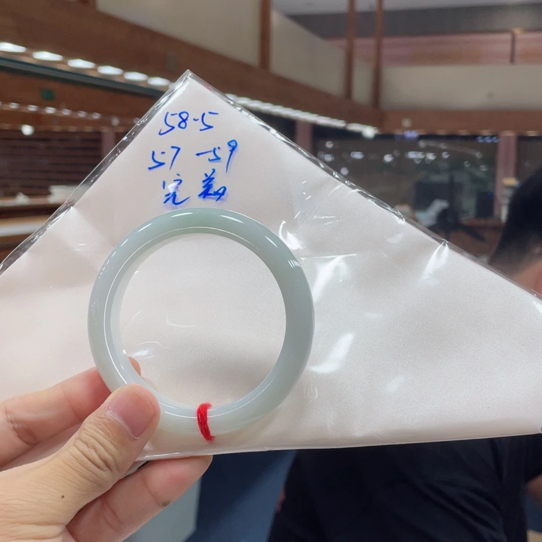 翡翠手镯未镶嵌买断默认有包容