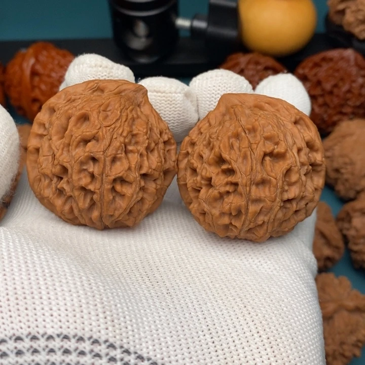 文玩核桃把件水龙纹异形