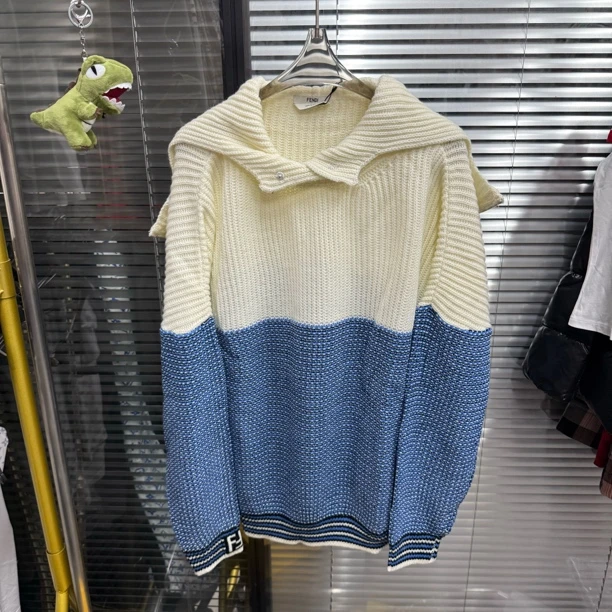 全新未使用 FENDI/芬迪 袖口logo 背后帽子可拉开/40码