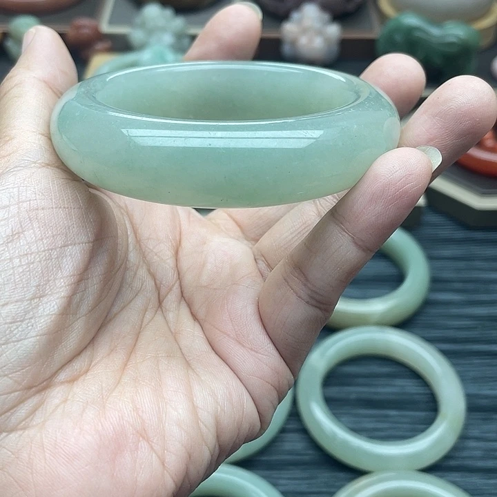 未镶嵌手镯石英岩玉
