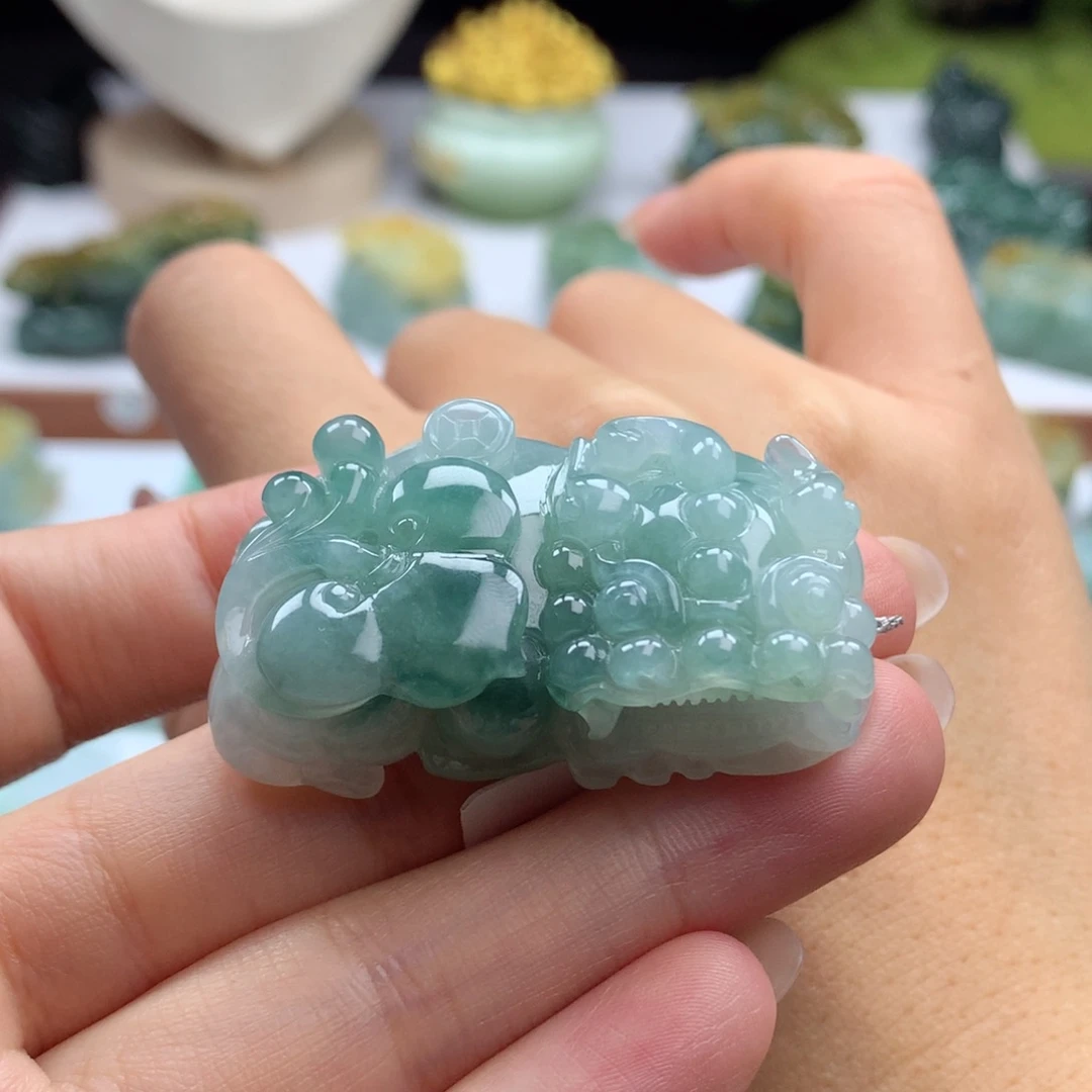 翡翠未镶嵌颈饰A7 冰胶飘花霸王貔貅