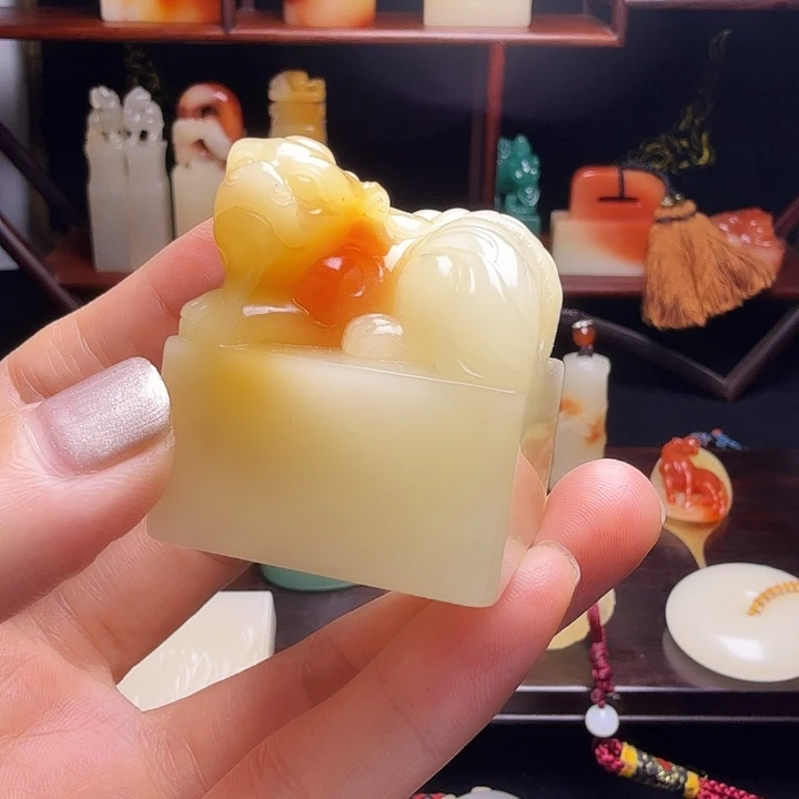 曾***）泥塑寿山芙蓉石瑞兽钮章