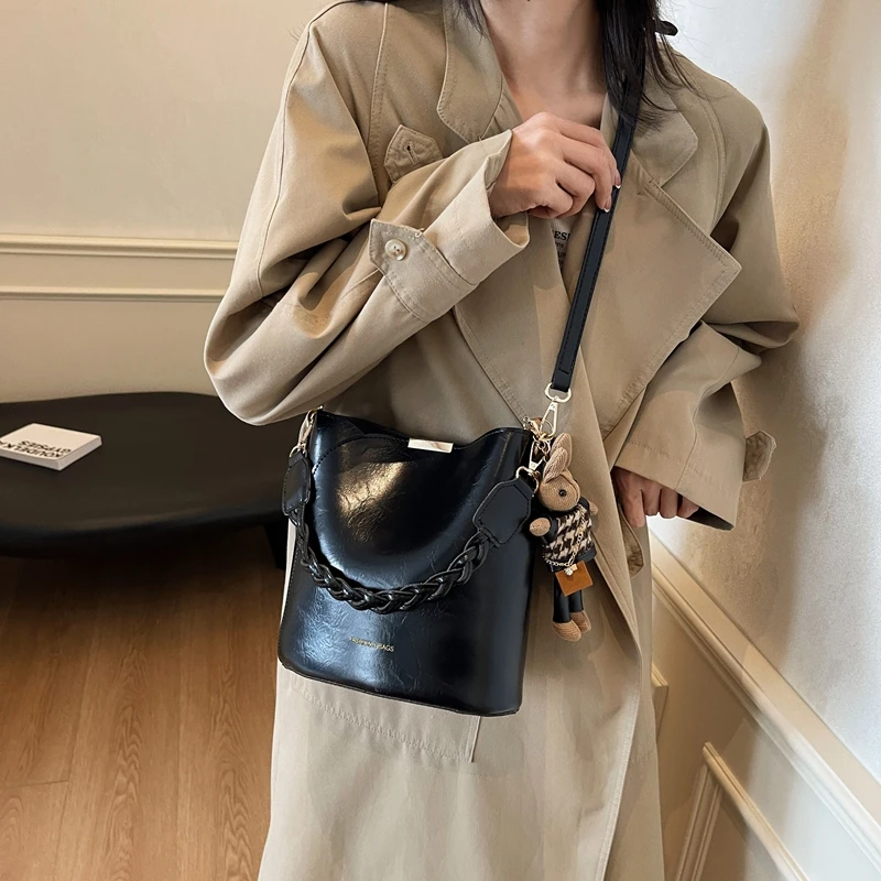 秋冬黑色单肩女包通勤包包休闲女款爆款轻奢新款百搭大号水桶包