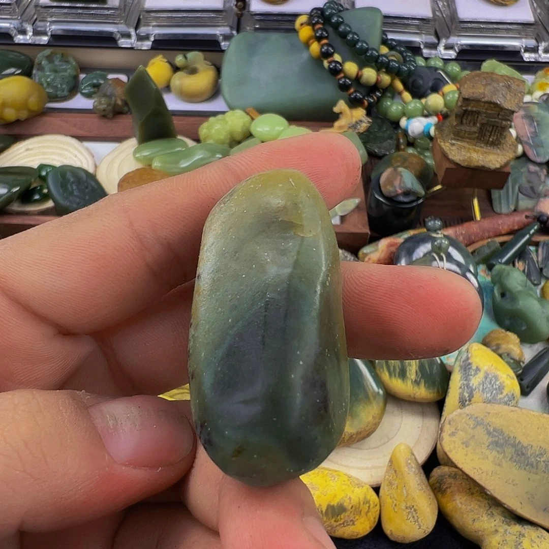 未镶嵌岫岩河磨玉（透闪石质玉）把件