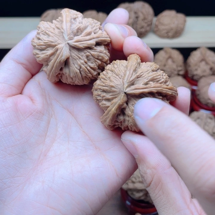 文玩核桃吊坠白狮子