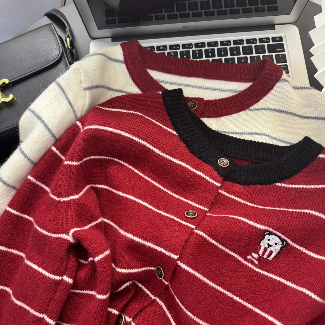 初奢自制小熊刺绣条纹毛衣女韩系冬季时尚百搭洋气减龄针织开衫