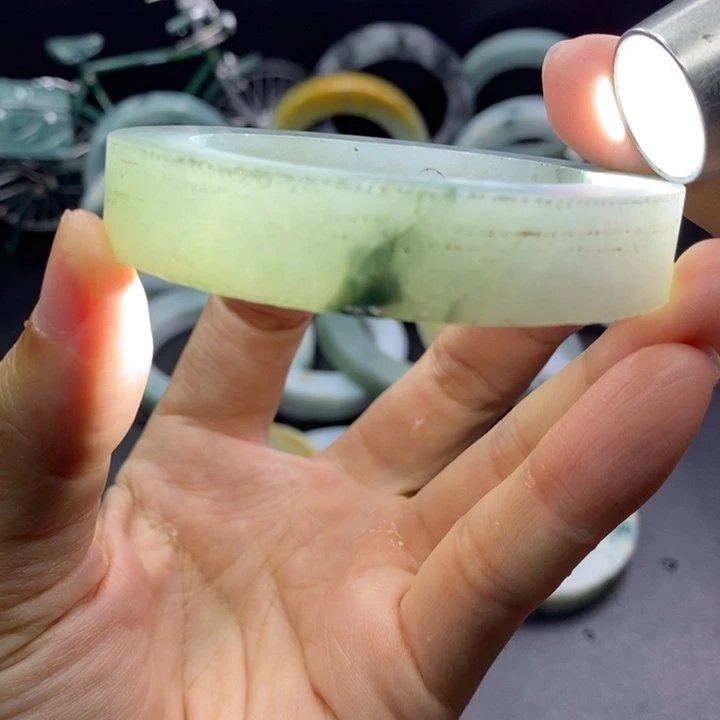 定制翡翠未镶嵌手镯