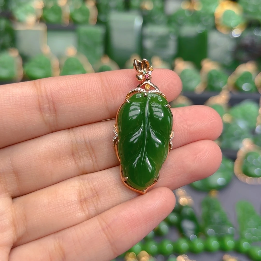 颈饰18K金镶嵌和田玉（碧玉）