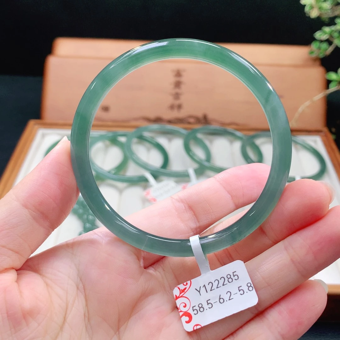 翡翠手镯（圆镯）未镶嵌