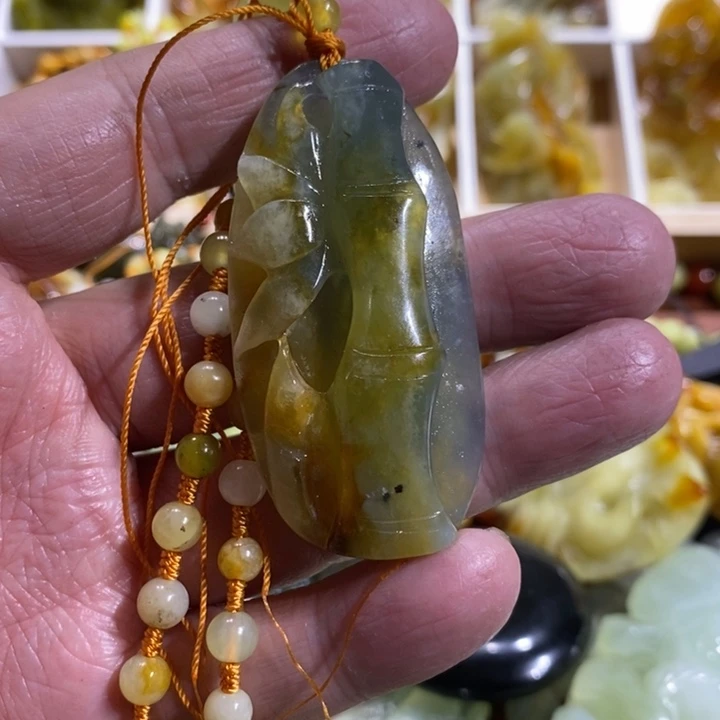 蛇纹石玉颈饰未镶嵌