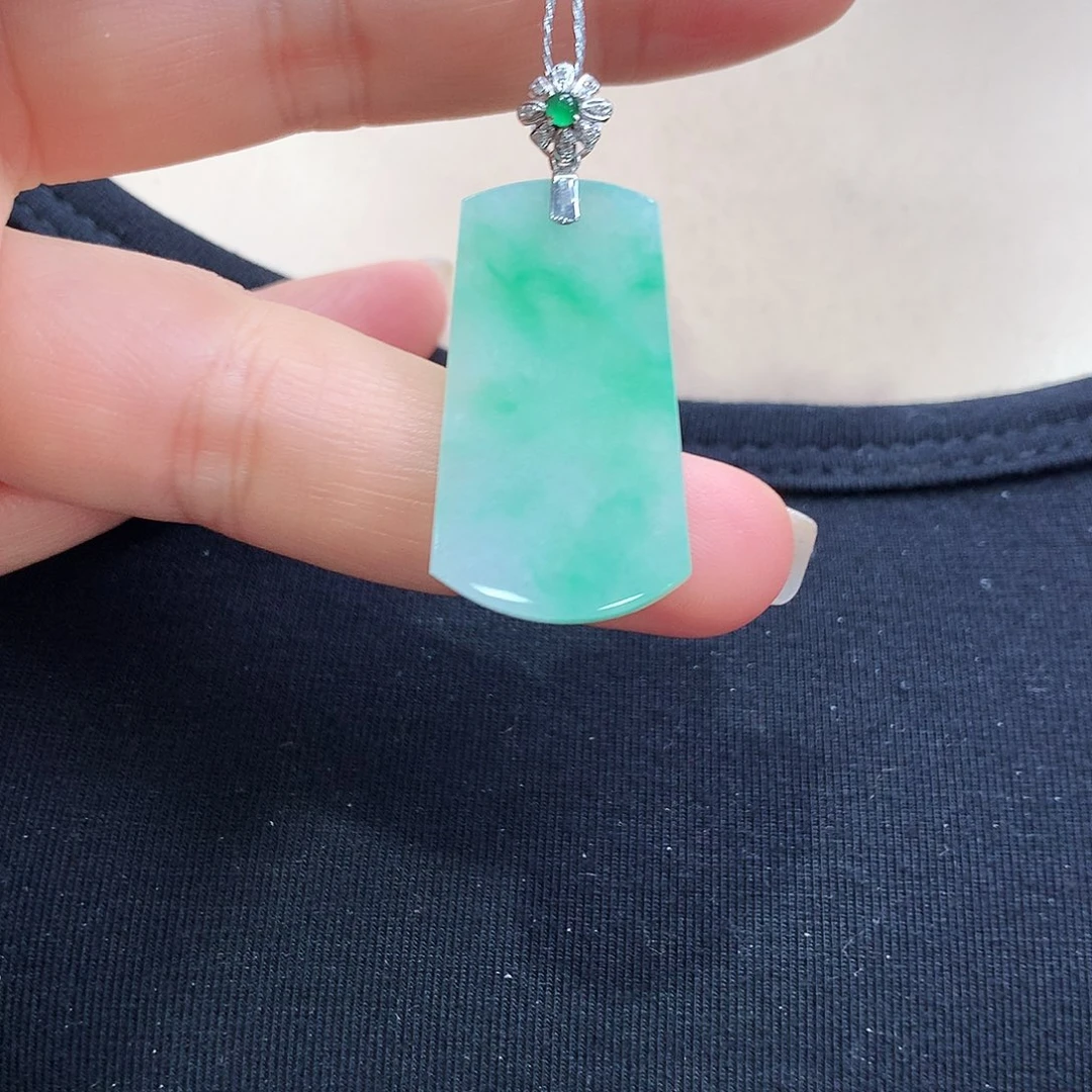 翡翠颈饰18K金镶嵌无事牌