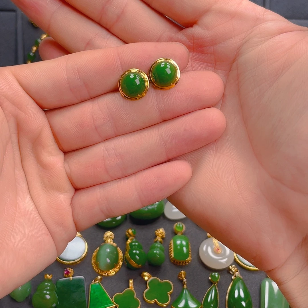 18K金镶嵌和田玉（碧玉）耳饰