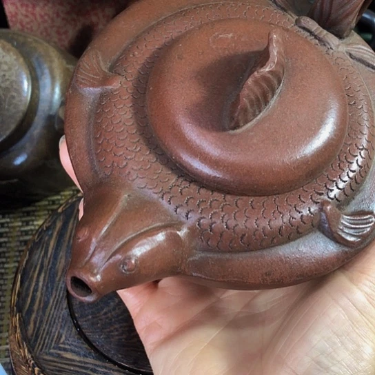 茶壶紫砂原矿泥料手工制作的一把紫砂壶。