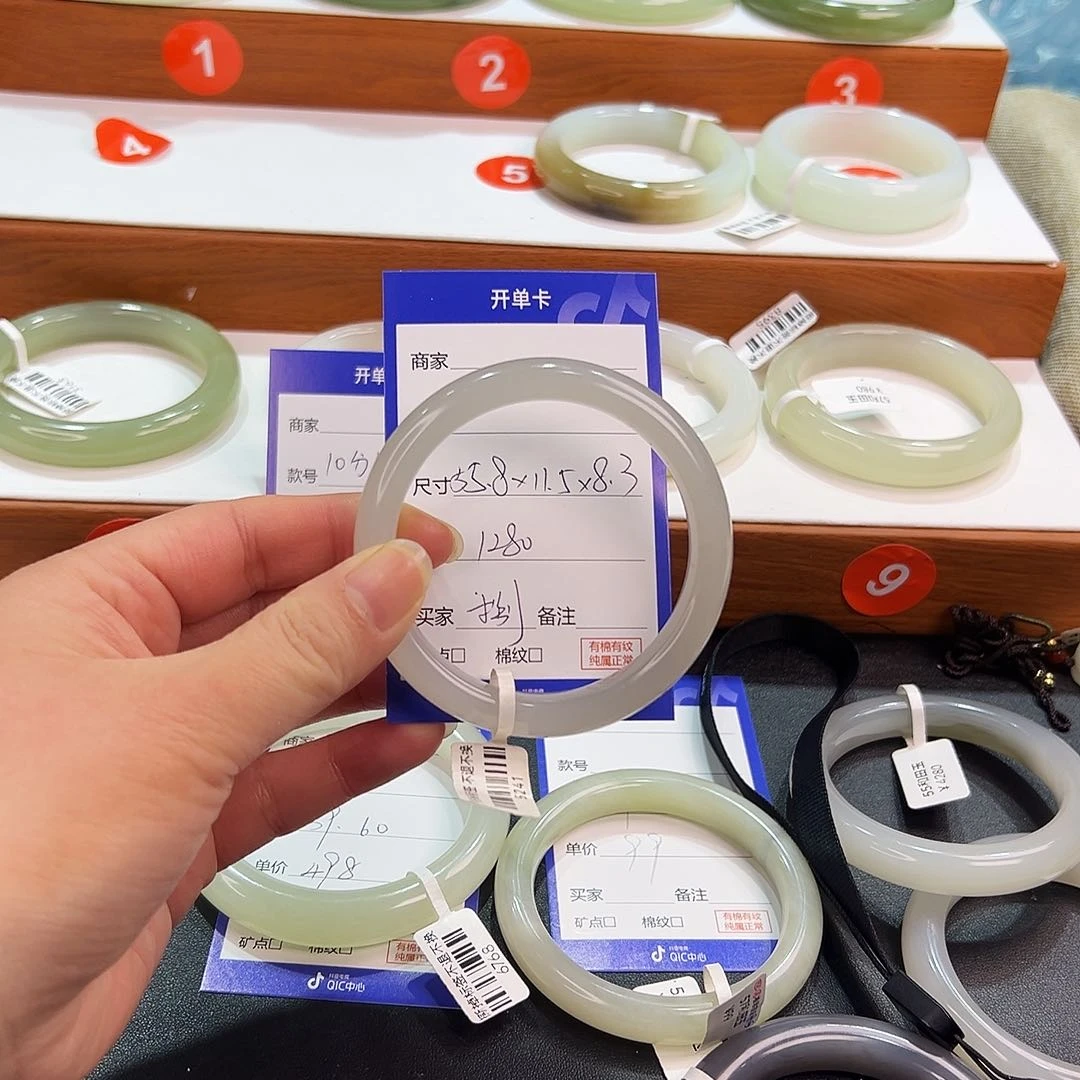 未镶嵌手镯和田玉@*月