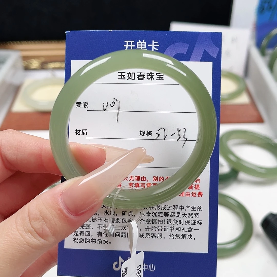 荔***.和田玉未镶嵌手镯