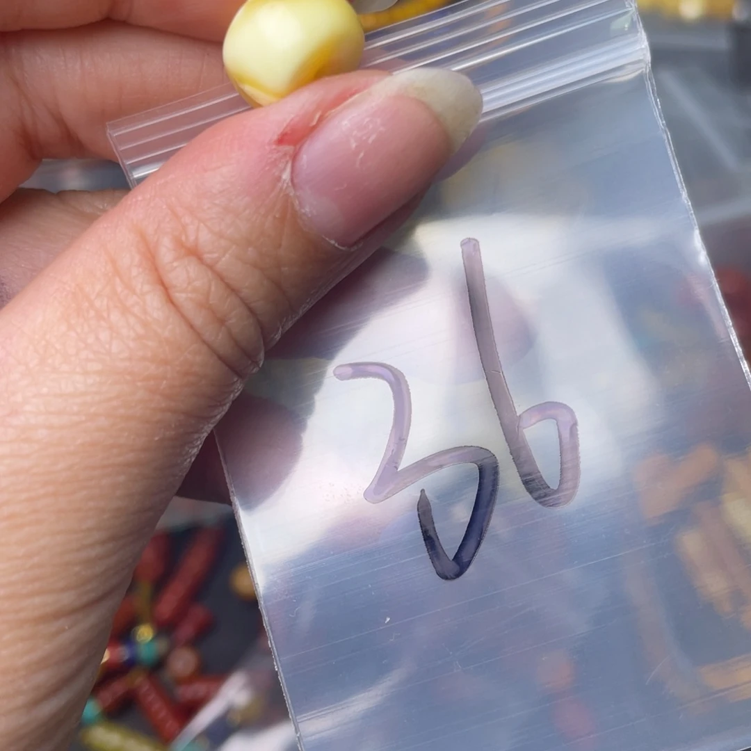 琥珀裸石未镶嵌配饰