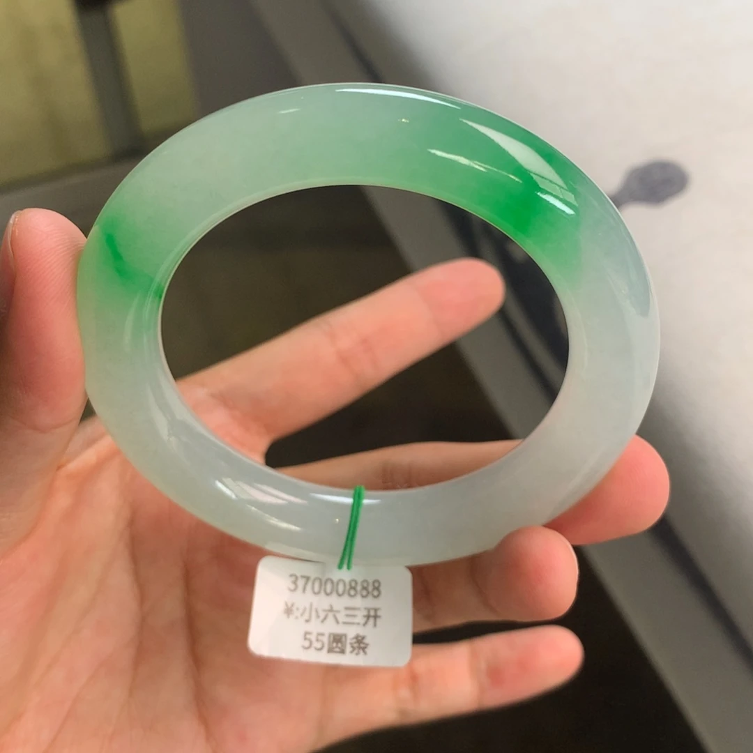 翡翠手镯未镶嵌冰绿圆条（询价）