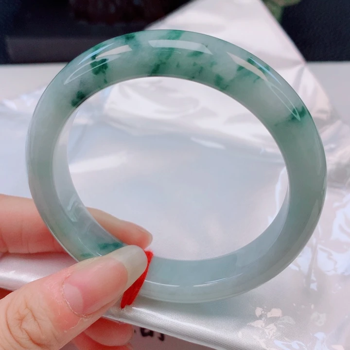 翡翠手镯未镶嵌55圈