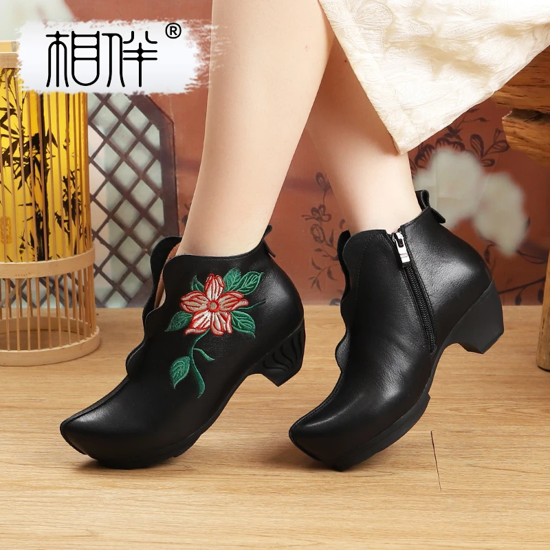 相伴真皮复古真皮牛皮国风刺绣女士短靴中老年秋冬妈妈鞋53285
