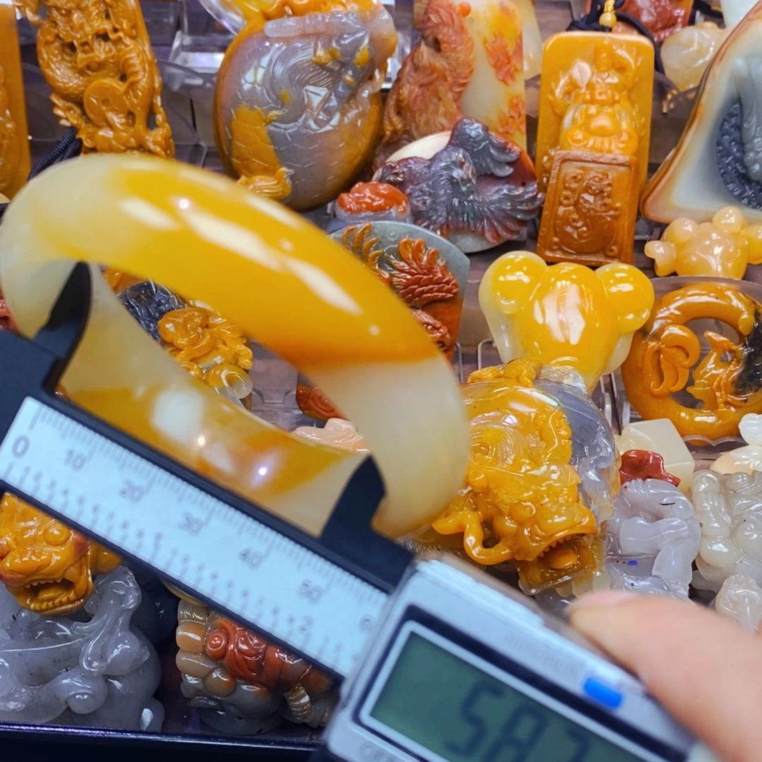 未镶嵌石英质玉（黄龙玉）颈饰