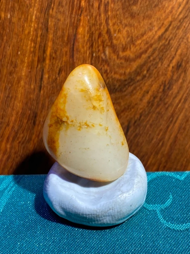 真皮无修，新疆和田玉，形状完整，肉质细腻，红皮白肉，一口气，7.5克