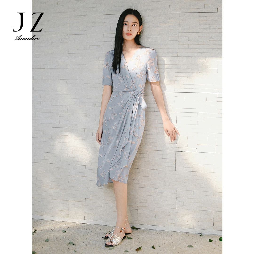 玖姿安娜蔻KWFX50054淡雅印花V领收腰连衣裙茶歇裙女2025夏
