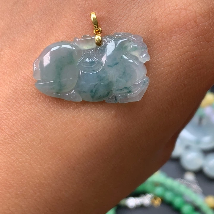 翡翠18K金镶嵌颈饰唐马