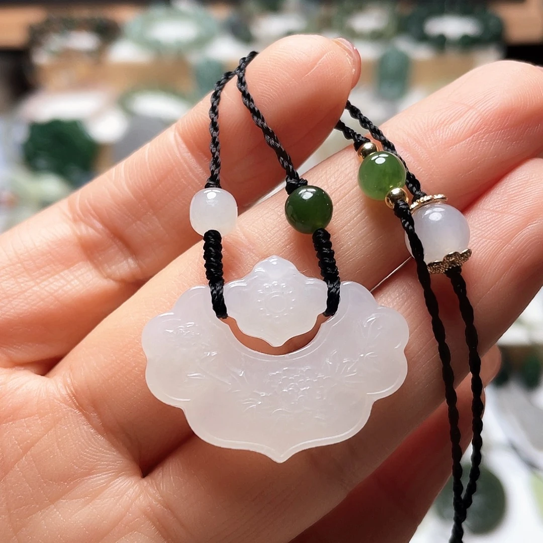 和田玉未镶嵌吊坠(赠链)冰白锦鲤锁