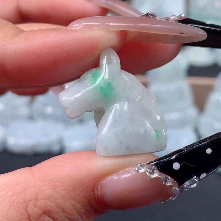 颈饰未镶嵌翡翠马