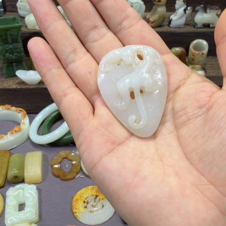 用***0和田玉（糖玉）未镶嵌颈饰