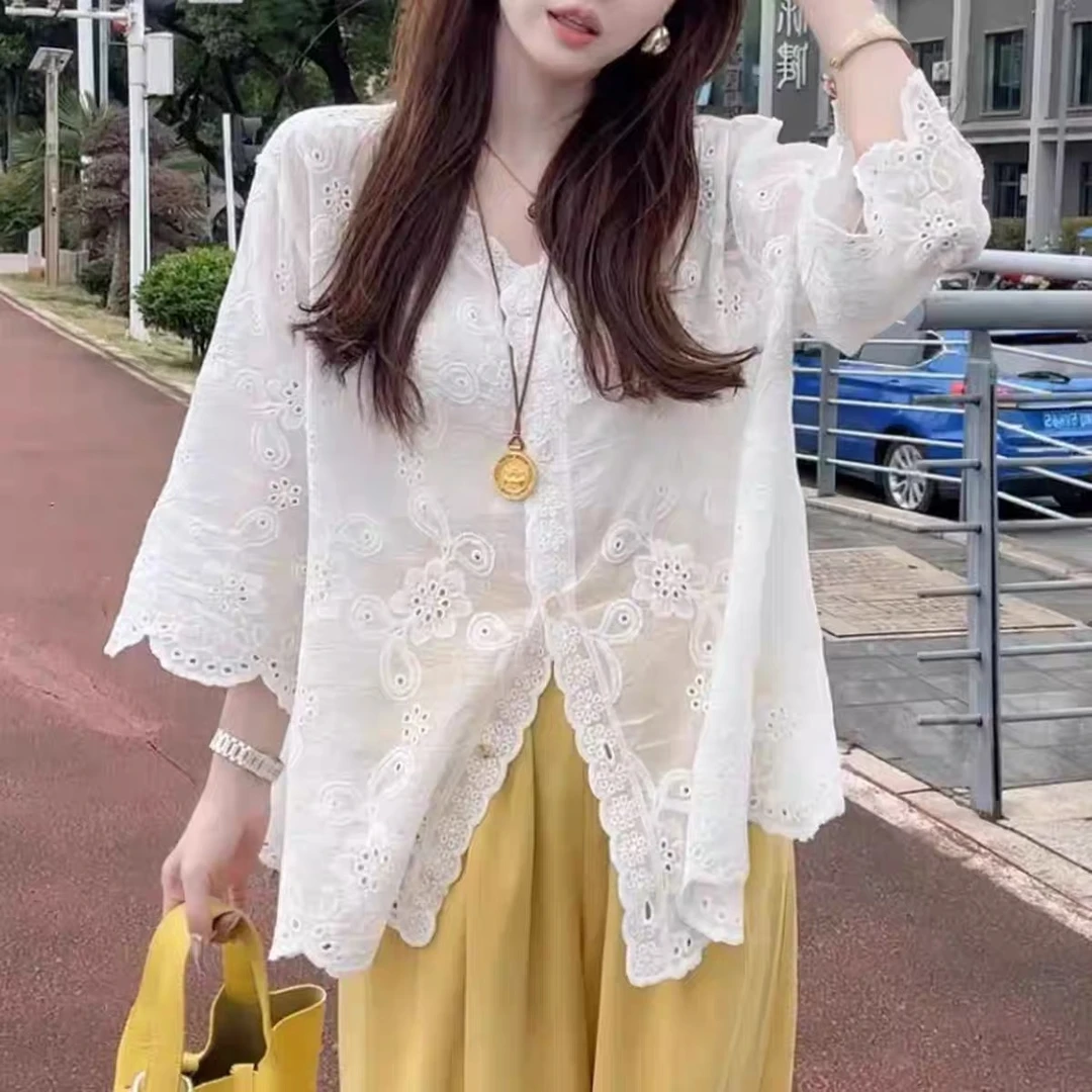 2025夏季新款单排扣V领短袖法式气质衬衫女百搭设计镂空刺绣上衣