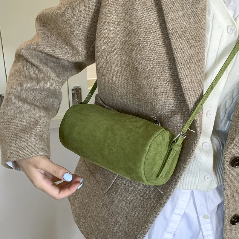 秋季超火小众麂皮绒包包女2025新款复古百搭斜挎包单肩手提圆筒包