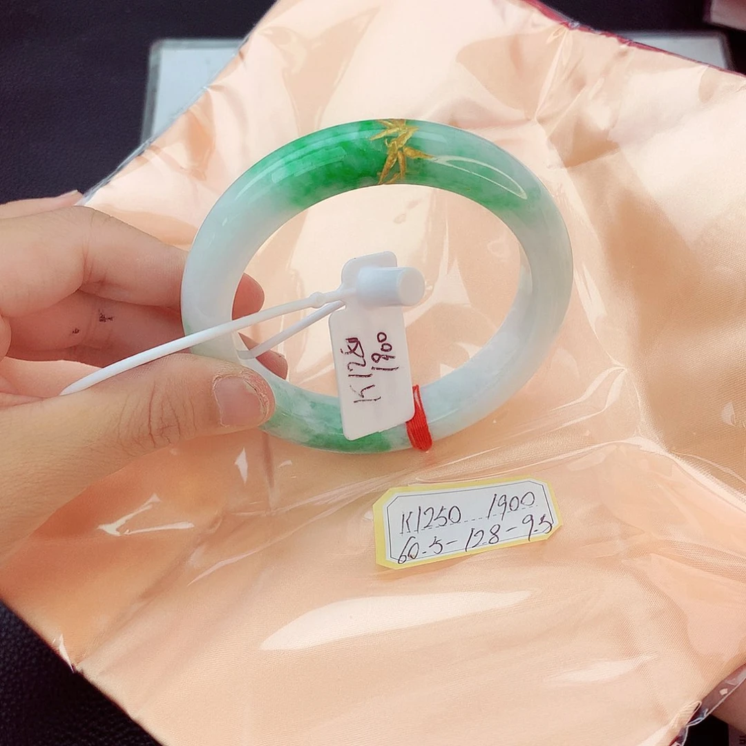 翡翠手镯未镶嵌翡翠