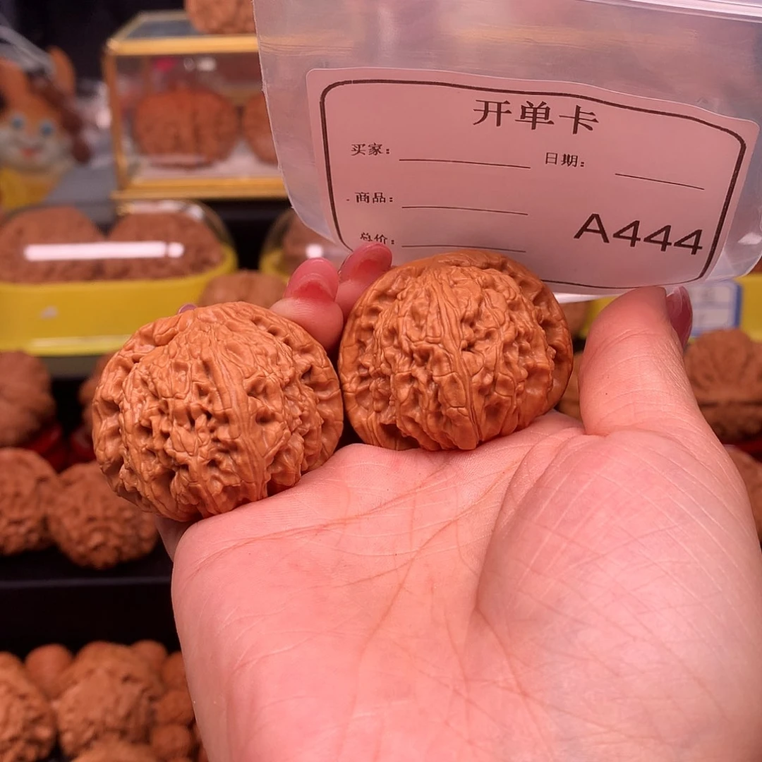 文玩核桃把件嗯****。白狮子43A444