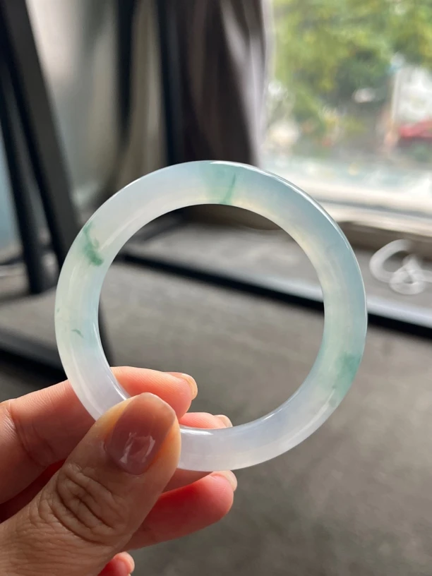 52圆条冰胶飘花翡翠手镯