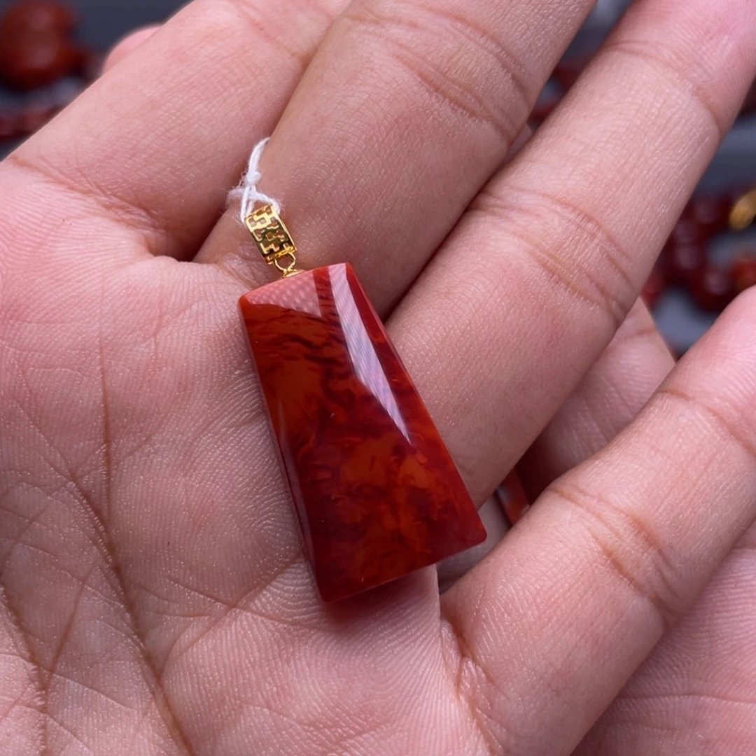 南红玛瑙18K金镶嵌珠宝奇石无事牌吊坠
