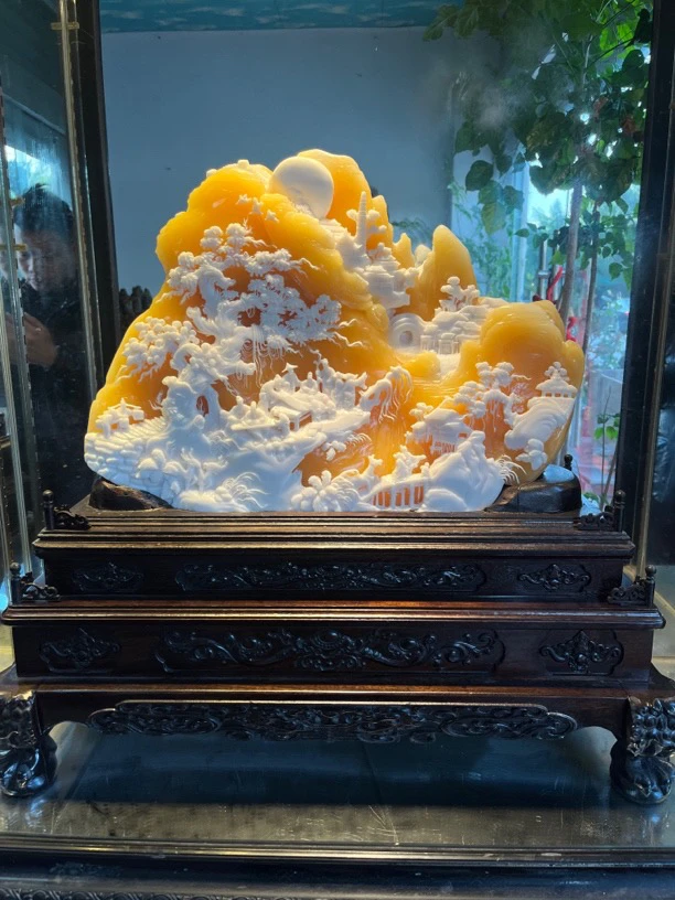 印尼石山水摆件工艺品、色彩艳丽天然白皮黄心底搭配技巧玄关