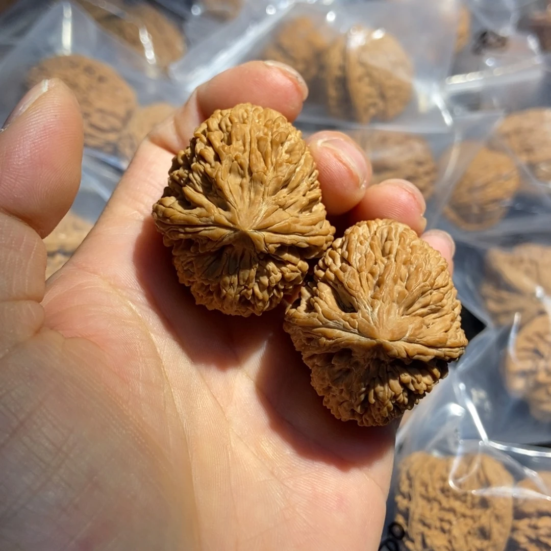 文玩核桃吊坠蒜头核桃150