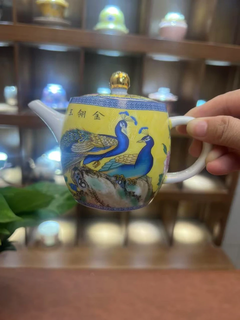 珐琅彩孔雀黄色壶