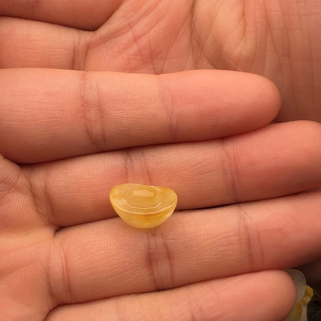 蜜蜡未镶嵌颈饰元宝（打孔不退换）