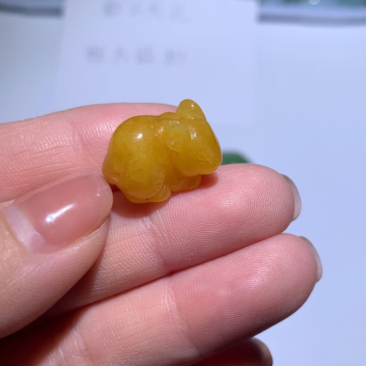 翡翠未镶嵌颈饰小兔子