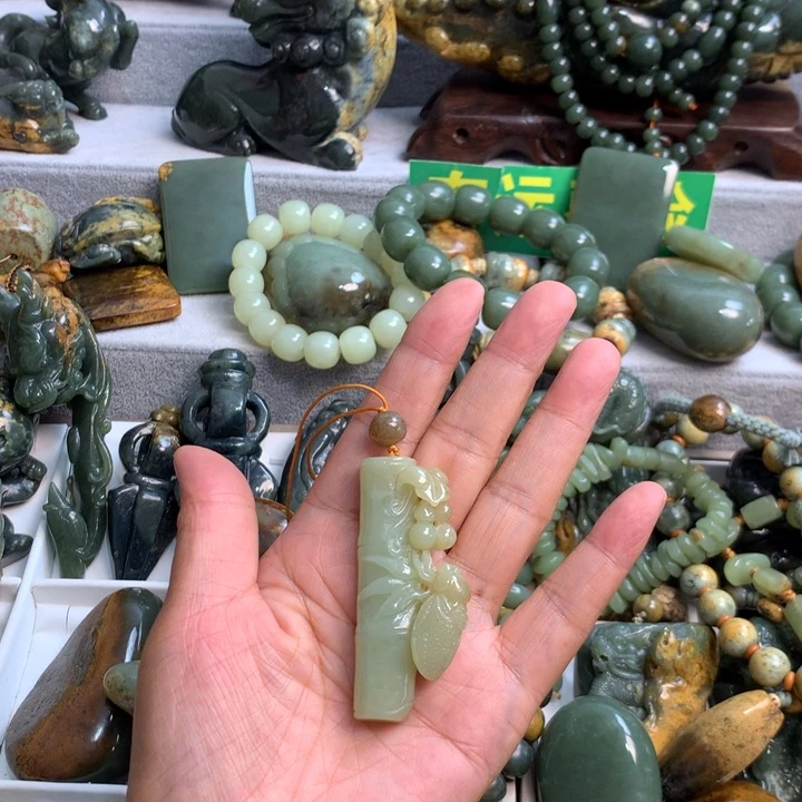V***衹岫岩老玉（透闪石质玉）未镶嵌把件