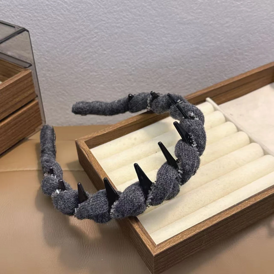 精致轻奢高级感灰色针织绒感缠绕倒齿发箍5339