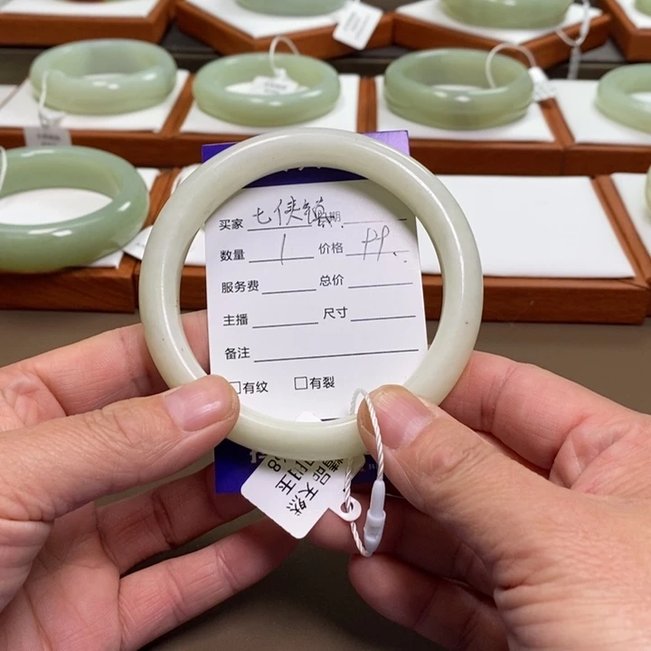 七***妈和田玉未镶嵌手镯