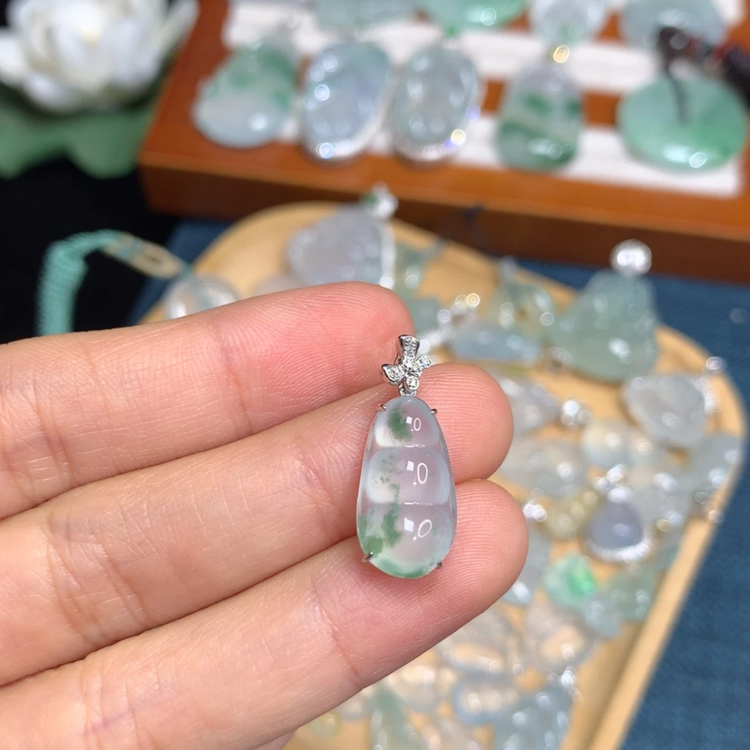 翡翠18K金镶嵌颈饰