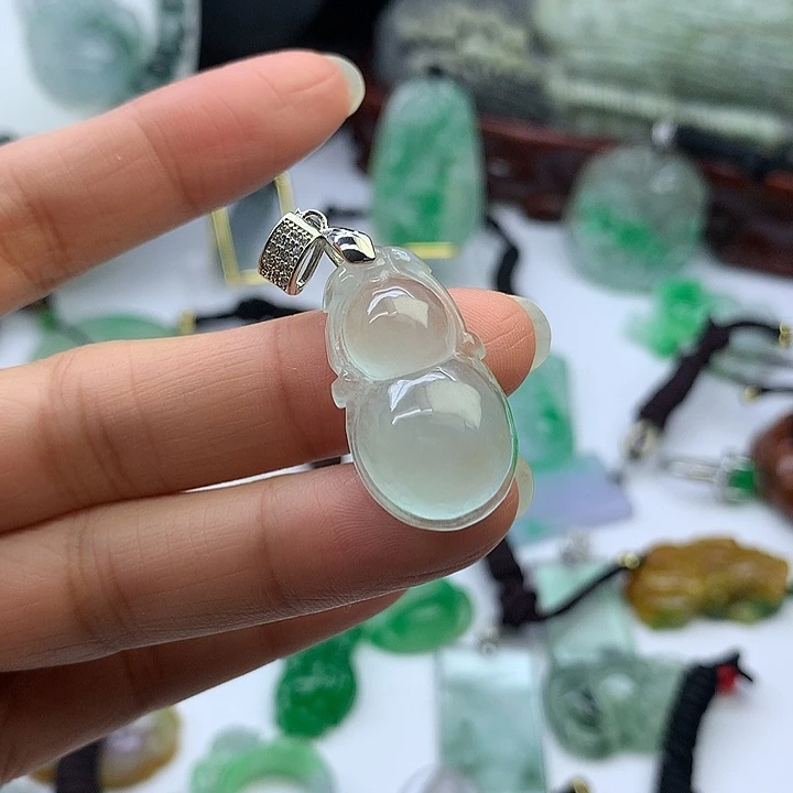 翡翠未镶嵌吊坠(赠链)