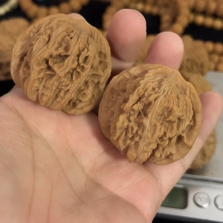 文玩核桃把件44左右微微瑕四座楼，编号025